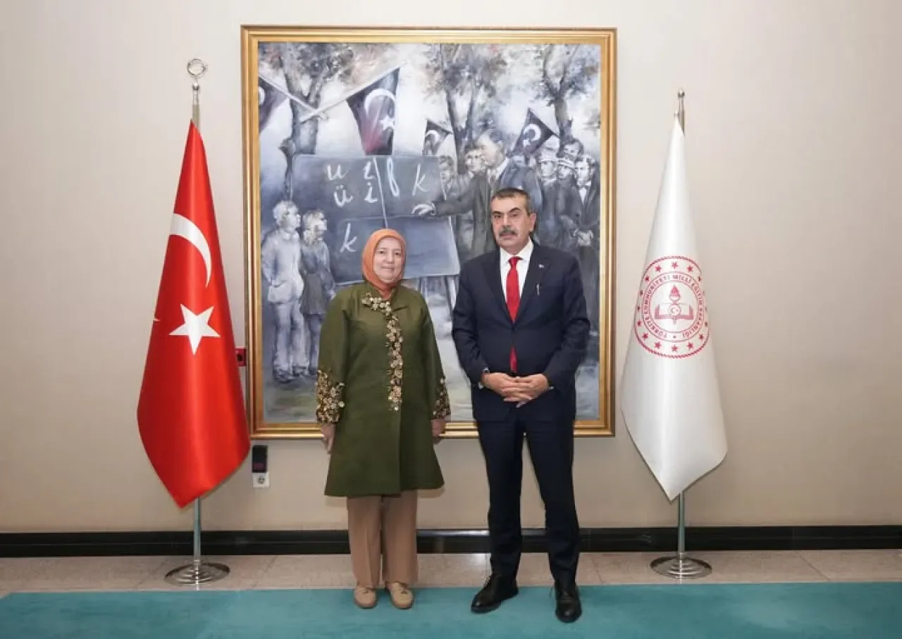 AK Parti Bursa Milletvekili Gözgeç, Milli Eğitim Bakanı Tekin'i Makamında Ziyaret Etti AK Parti Bursa Milletvekili Gözgeç, Milli Eğitim Bakanı Tekin'i Makamında Ziyaret Etti