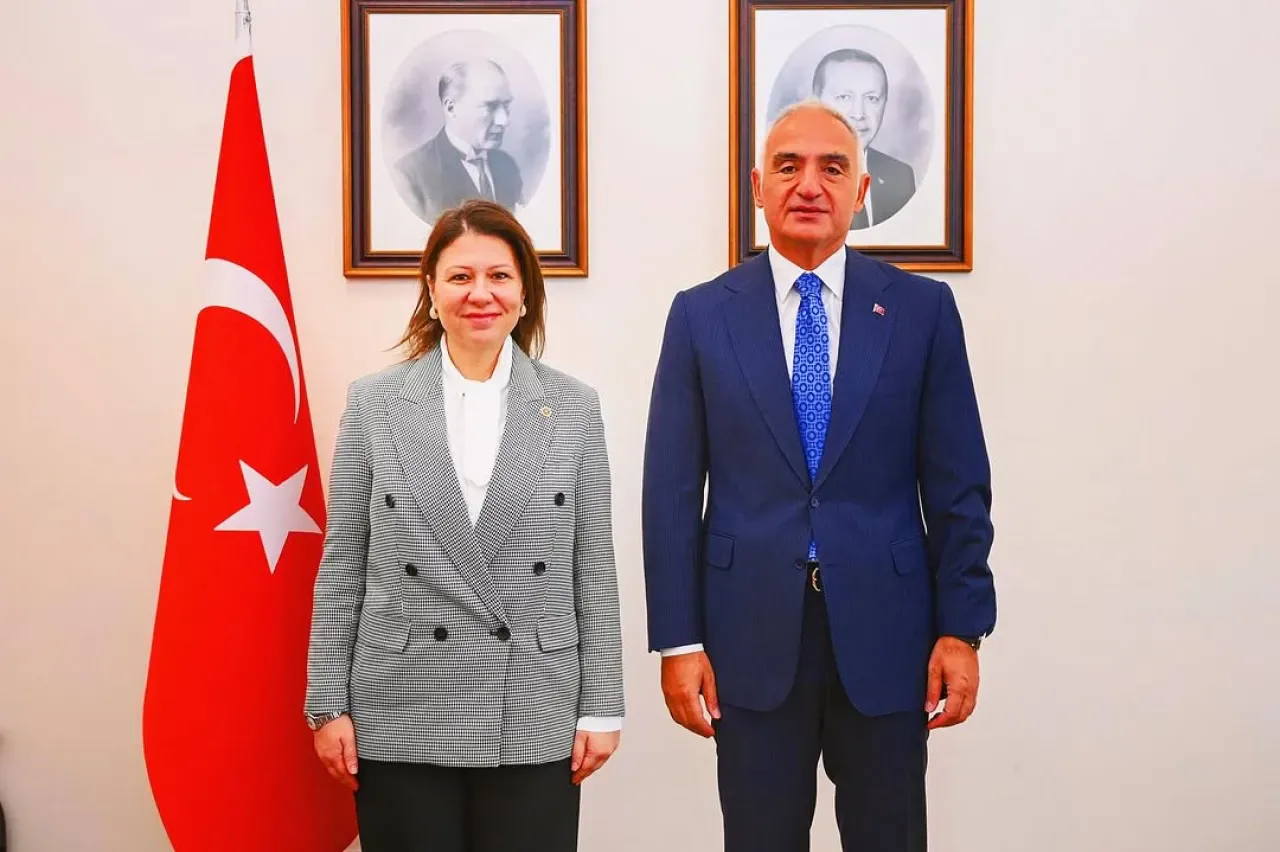 AK Parti İstanbul Milletvekili Seda Gören Bölük, Kültür ve Turizm Bakanı Ersoy'u Meclis'te Ziyaret Etti AK Parti İstanbul Milletvekili Seda Gören Bölük, Kültür ve Turizm Bakanı Ersoy'u Meclis'te Ziyaret Etti