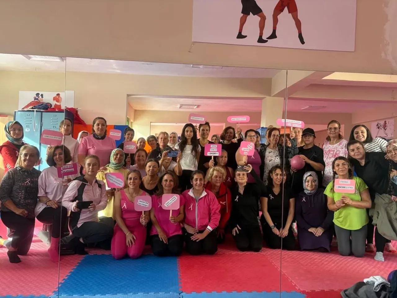 Burhaniye'de Meme Kanseri Farkındalığı İçin Pilates Etkinliği Düzenlendi Burhaniye'de Meme Kanseri Farkındalığı İçin Pilates Etkinliği Düzenlendi