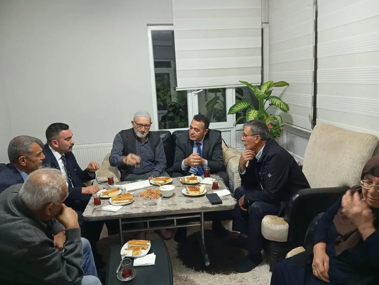MHP'den Evren'de Vatandaş Ziyareti: Dertler Dinlendi, Sorunlar Paylaşıldı MHP'den Evren'de Vatandaş Ziyareti: Dertler Dinlendi, Sorunlar Paylaşıldı