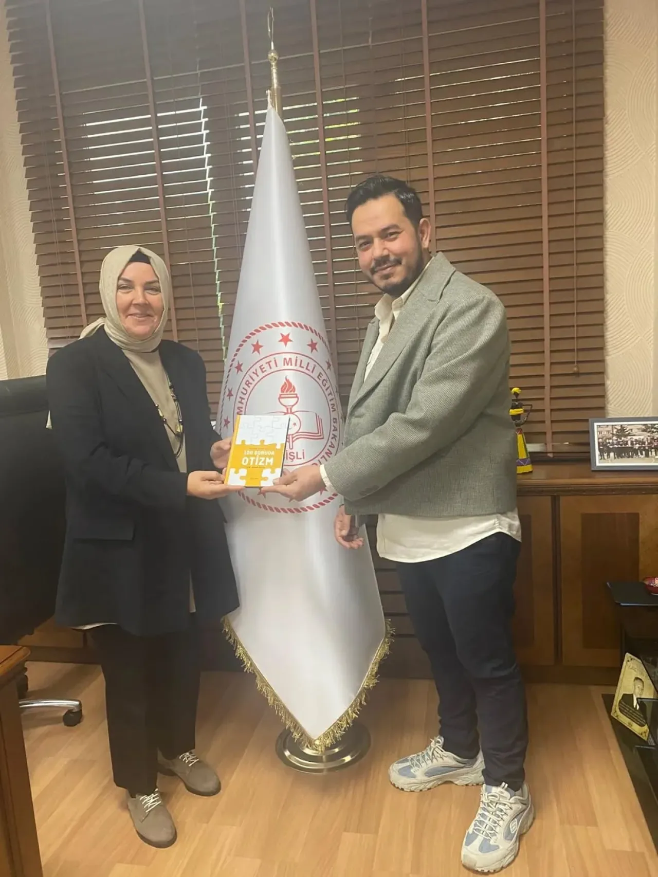 Şişli'de Öğretmenden Otizm Konusunda Önemli Eser: "100 Soruda Otizm" Şişli'de Öğretmenden Otizm Konusunda Önemli Eser: "100 Soruda Otizm"