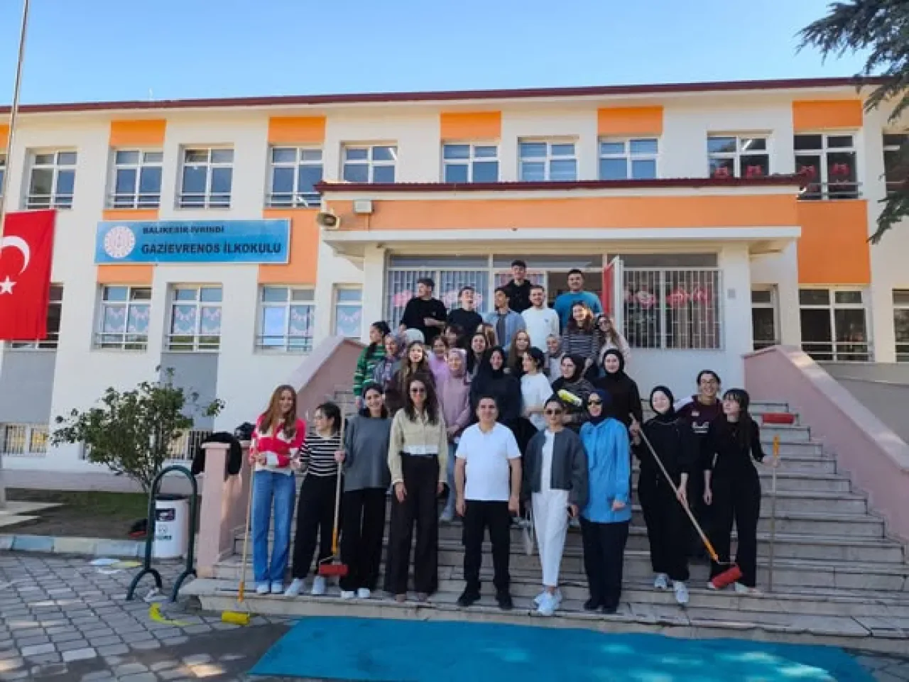 Balıkesir'de "Bir Nefes Daha Fazlası İçin Hareket Et" Projesi ile Okul Bahçesi Renklendi Balıkesir'de "Bir Nefes Daha Fazlası İçin Hareket Et" Projesi ile Okul Bahçesi Renklendi