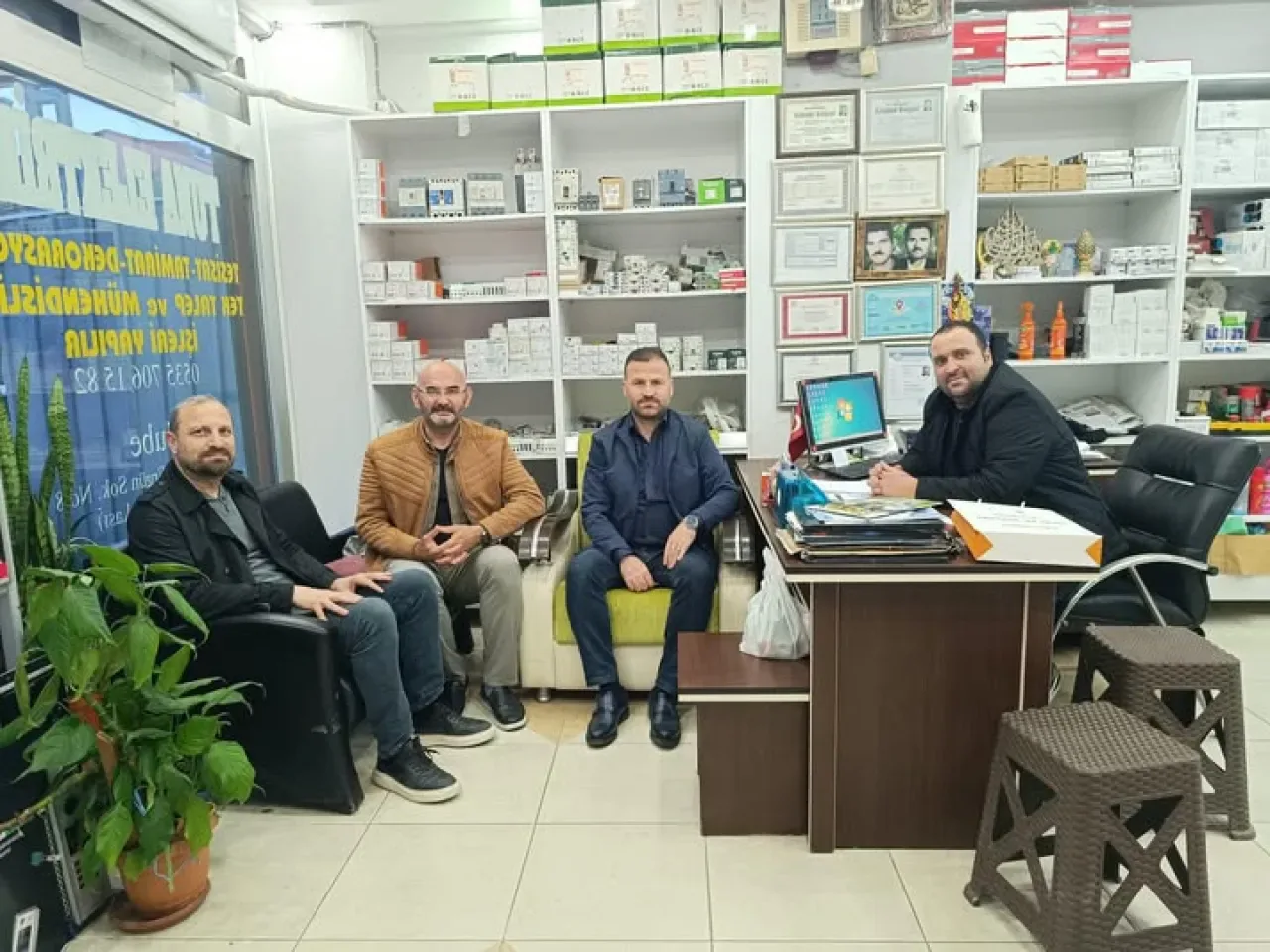 Arnavutköy'de İş Kazası Geçiren Sercan Sancak'a AK Parti'den Ziyaret Arnavutköy'de İş Kazası Geçiren Sercan Sancak'a AK Parti'den Ziyaret