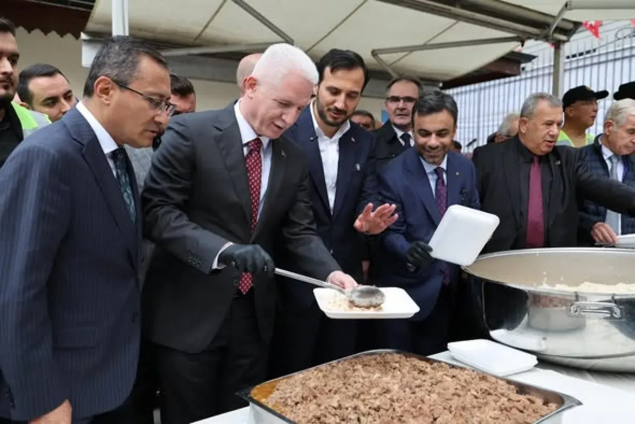 Bağcılar'da 102 Yıllık Pilav Geleneği Dayanışma ile Yaşatılıyor Bağcılar'da 102 Yıllık Pilav Geleneği Dayanışma ile Yaşatılıyor