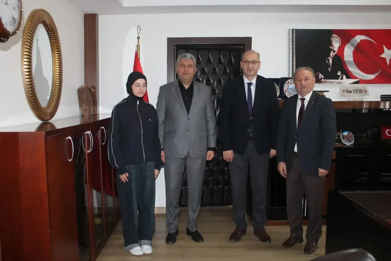 Gürsu'da 10 Kasım'da Anlamlı Ziyaret: Öğrenciden Atatürk Portresi Gürsu'da 10 Kasım'da Anlamlı Ziyaret: Öğrenciden Atatürk Portresi