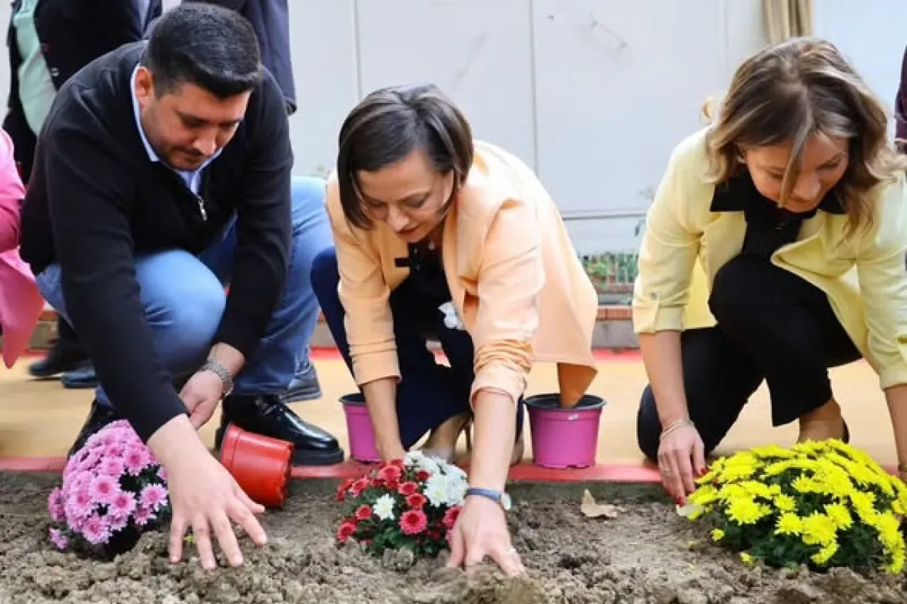 Karabağlar'da Yenilenen BEÇ Parkı Hizmete Açıldı Karabağlar'da Yenilenen BEÇ Parkı Hizmete Açıldı