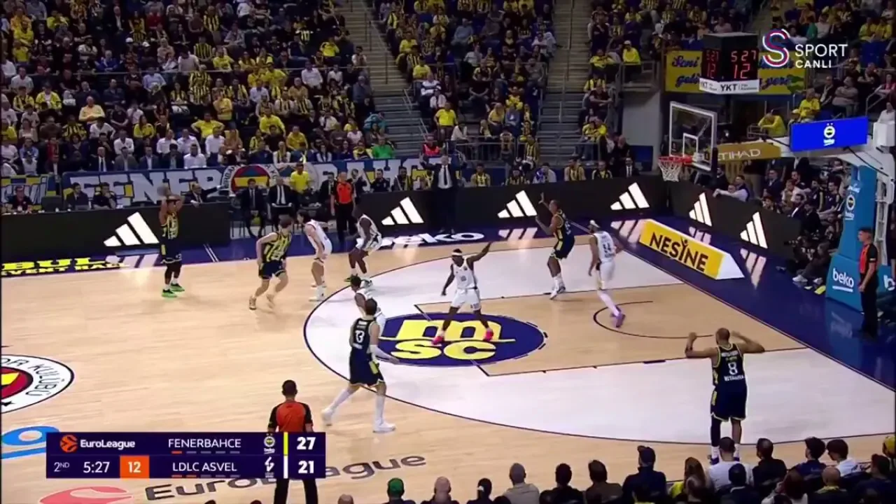 Devon Hall'dan Muhteşem Smaç Devon Hall'dan Muhteşem Smaç