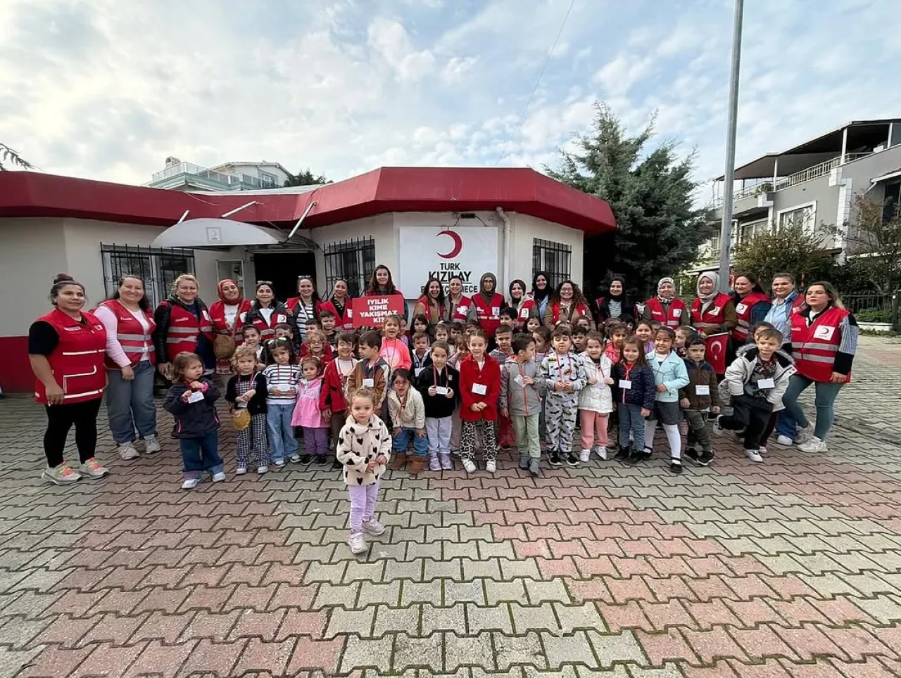 Genç Kızılay'dan Minik Öğrencilere Kızılay Haftası Ziyareti Genç Kızılay'dan Minik Öğrencilere Kızılay Haftası Ziyareti