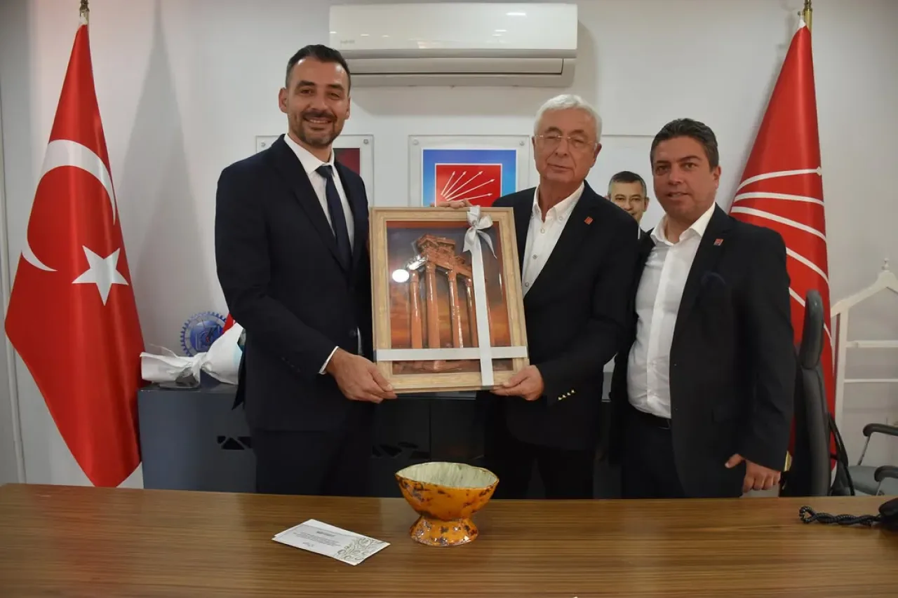 CHP Antalya İl Başkanı Nail Kamacı'ya Manavgat'tan Hayırlı Olsun Ziyareti CHP Antalya İl Başkanı Nail Kamacı'ya Manavgat'tan Hayırlı Olsun Ziyareti