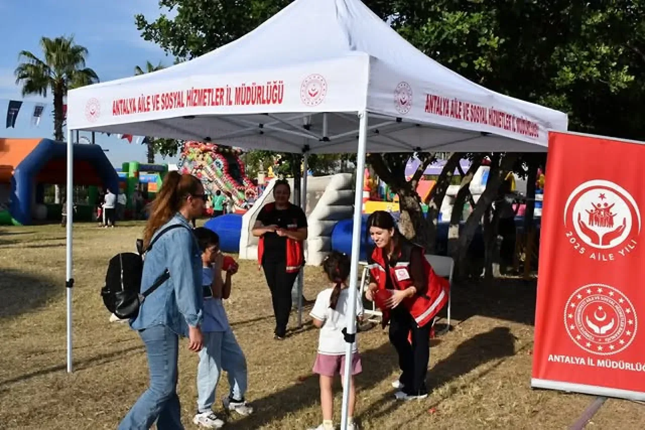Antalya'da Aile Yılı Temalı Kültür Yolu Festivali'nde Aile ve Sosyal Hizmetler Tanıtıldı Antalya'da Aile Yılı Temalı Kültür Yolu Festivali'nde Aile ve Sosyal Hizmetler Tanıtıldı