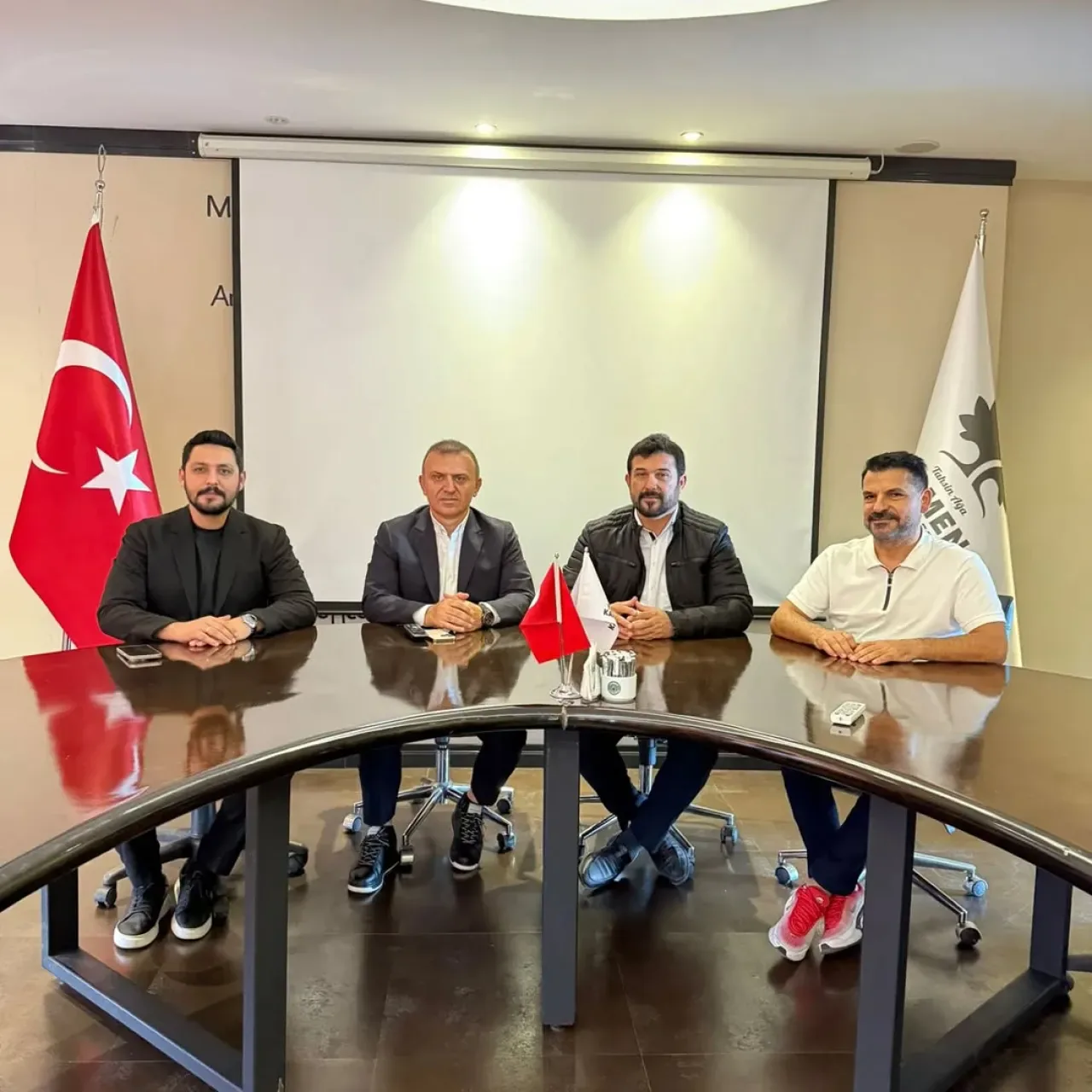 AK Parti Muratpaşa İlçe Teşkilatından Meclis Üyesi Ziyareti AK Parti Muratpaşa İlçe Teşkilatından Meclis Üyesi Ziyareti