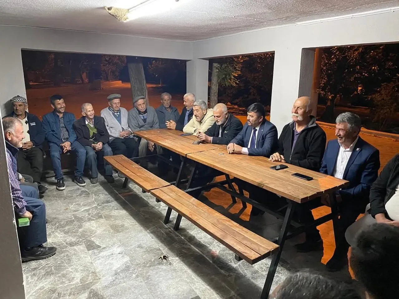 MHP'li Yöneticilerden Finike'de Kapı Sohbetleri MHP'li Yöneticilerden Finike'de Kapı Sohbetleri