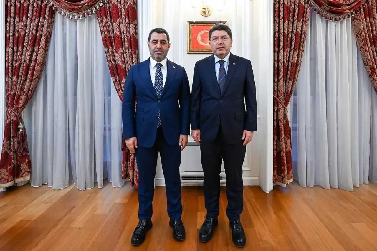 Gaziantep Milletvekili Bozgeyik, Adalet Bakanı Tunç'u Makamında Ziyaret Etti Gaziantep Milletvekili Bozgeyik, Adalet Bakanı Tunç'u Makamında Ziyaret Etti