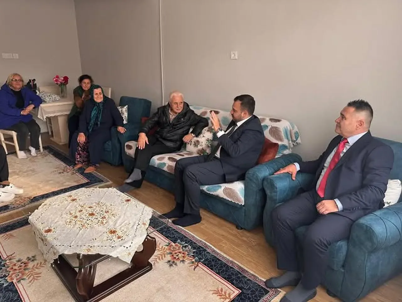 MHP Gaziosmanpaşa İlçe Başkanı Korhan Çalışkan, Karlıtepe Mahallesi'nde Vatandaş Ziyareti Gerçekleştirdi MHP Gaziosmanpaşa İlçe Başkanı Korhan Çalışkan, Karlıtepe Mahallesi'nde Vatandaş Ziyareti Gerçekleştirdi