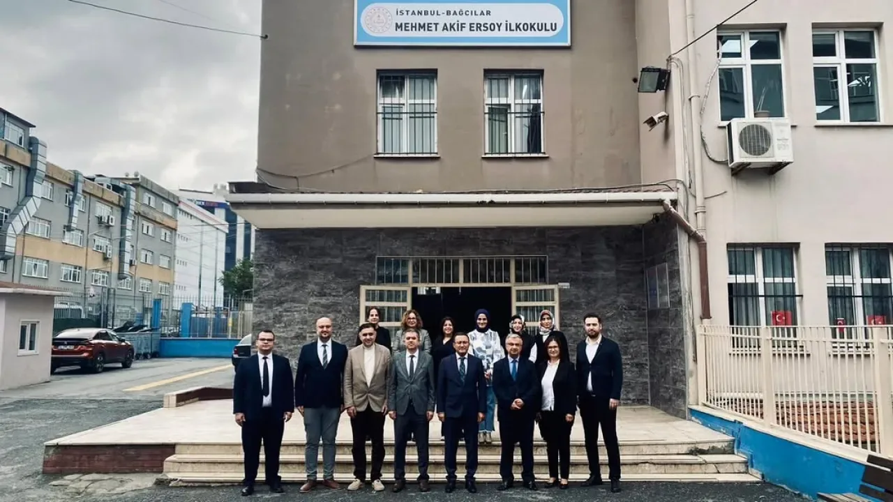 Bağcılar Kaymakamı Öğretmenlerle Buluştu: Eğitimde İş Birliği Vurgusu Bağcılar Kaymakamı Öğretmenlerle Buluştu: Eğitimde İş Birliği Vurgusu