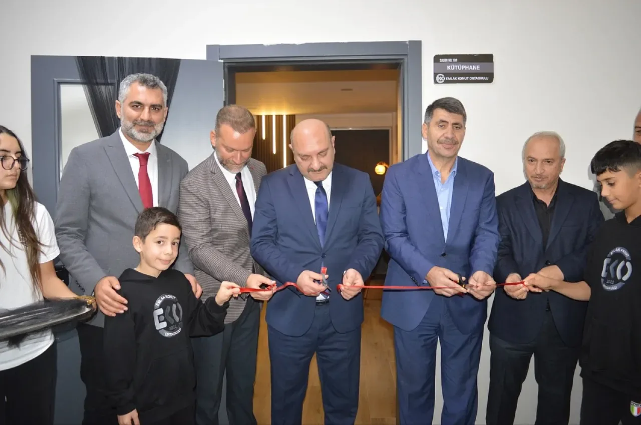Kartal Emlak Konut Ortaokulu'nda Mescit ve Kütüphane Açılışı Yapıldı Kartal Emlak Konut Ortaokulu'nda Mescit ve Kütüphane Açılışı Yapıldı