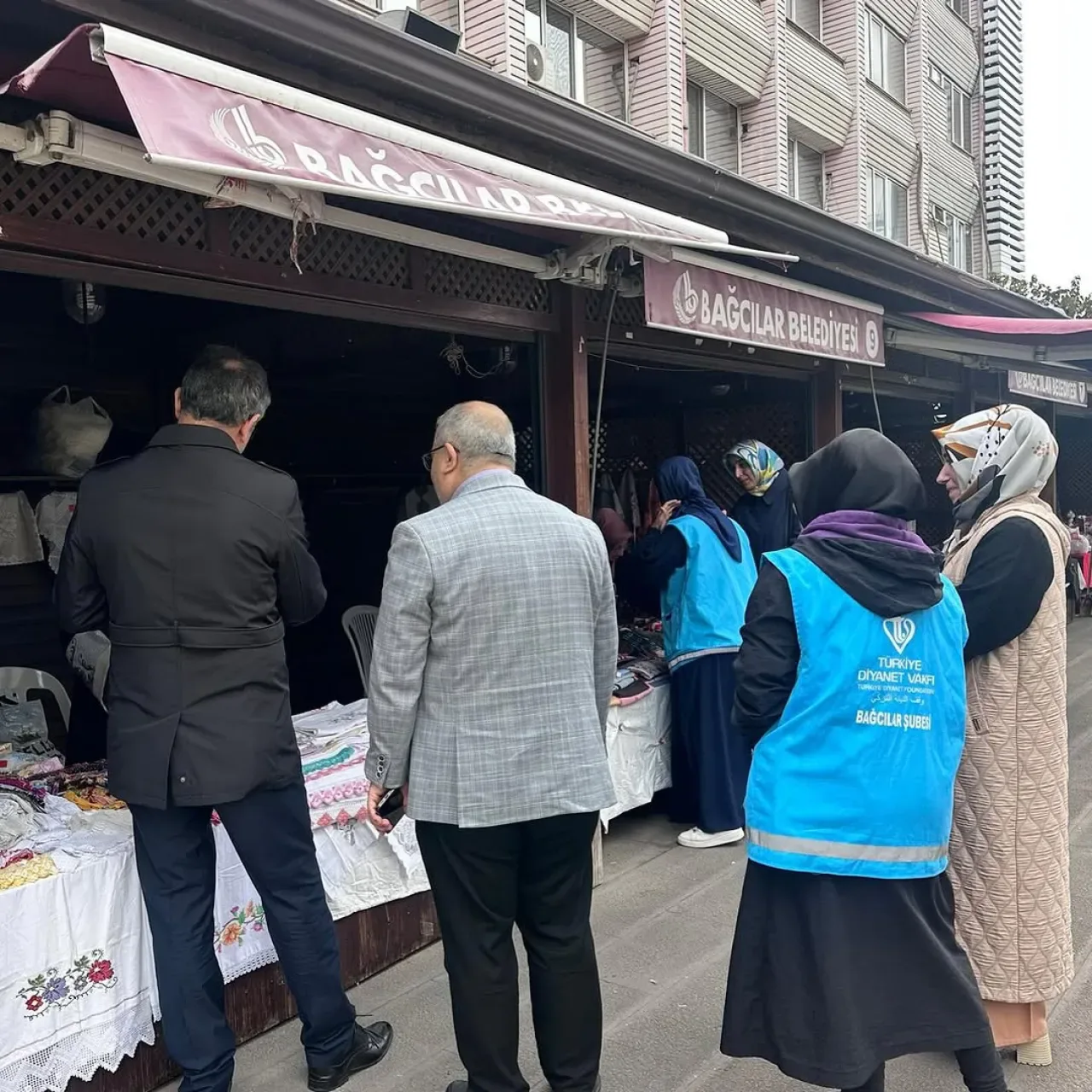 Bağcılar'da "1 Mont 1 Bot" Projesi için Kermes Düzenlendi Bağcılar'da "1 Mont 1 Bot" Projesi için Kermes Düzenlendi