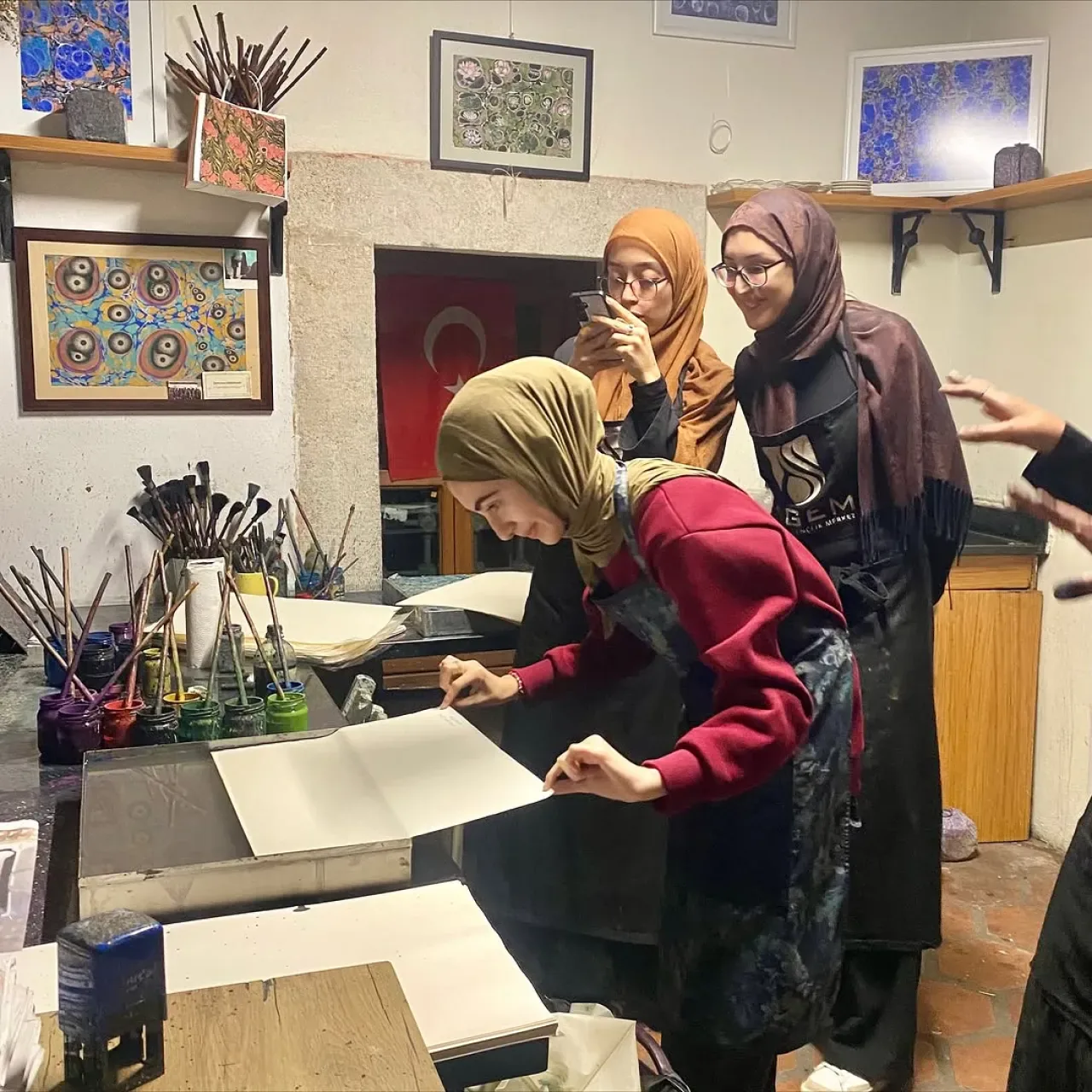 Galatasaray Üniversitesi Öğrencilerinden KAGEM'de Ebru Sanatı Atölyesi Galatasaray Üniversitesi Öğrencilerinden KAGEM'de Ebru Sanatı Atölyesi