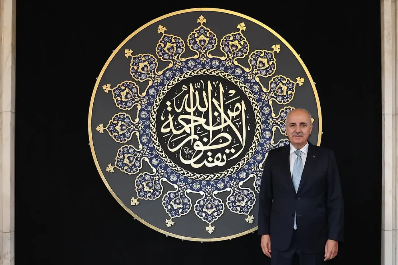 Gazze İçin Umut ve Dayanışma: Hilalin Işığında Sergisi Gazze İçin Umut ve Dayanışma: Hilalin Işığında Sergisi