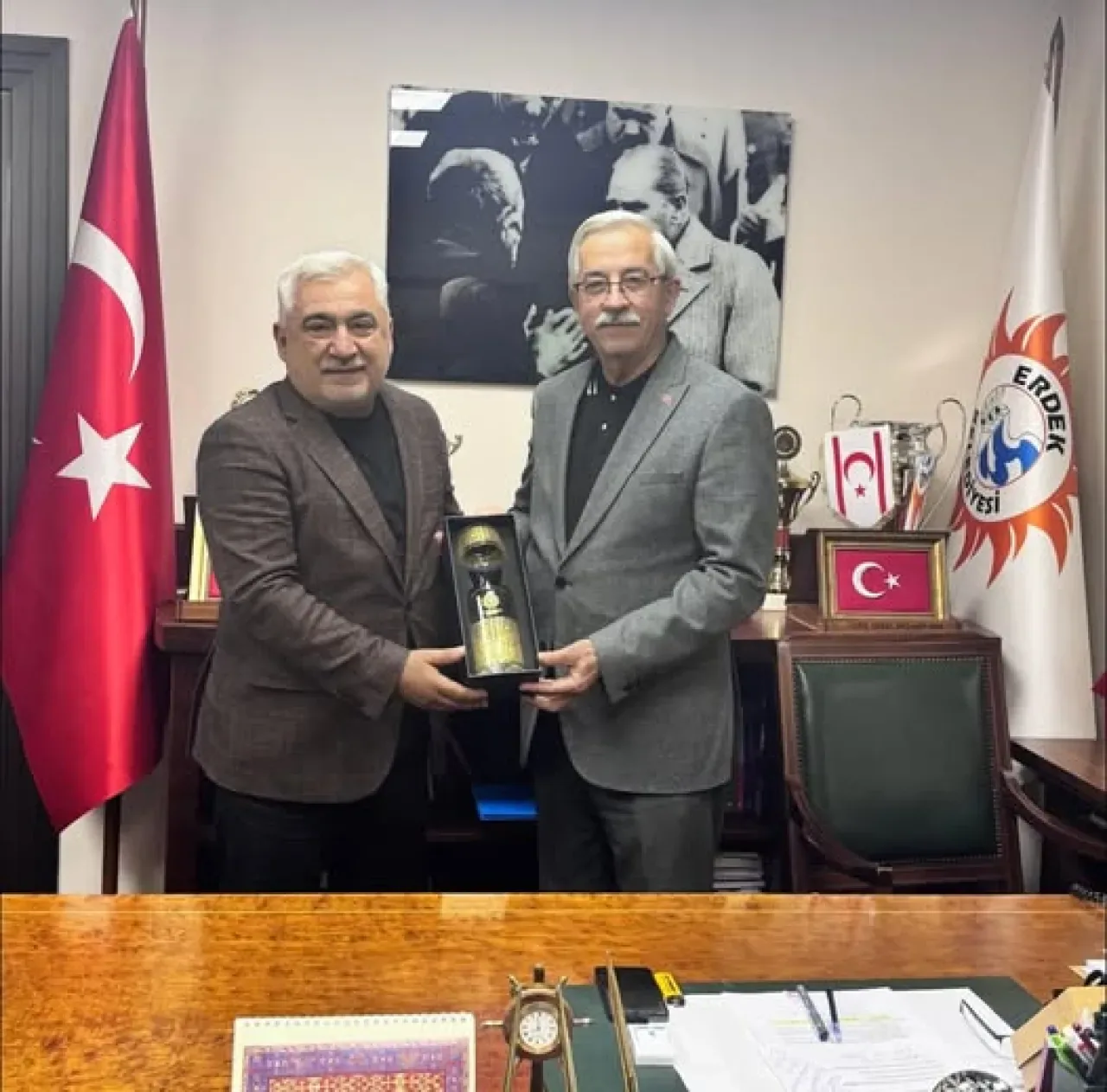 Erdek'te Eğitim Alanda İş Birliği Ziyareti: Hasan Aslan, Belediye Başkanı Burhan Karışık'ı Ziyaret Etti Erdek'te Eğitim Alanda İş Birliği Ziyareti: Hasan Aslan, Belediye Başkanı Burhan Karışık'ı Ziyaret Etti