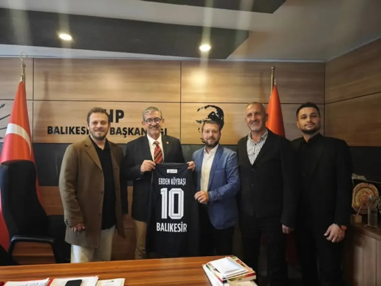 CHP Balıkesir İl Başkanlığı'na Başarı Ziyareti CHP Balıkesir İl Başkanlığı'na Başarı Ziyareti