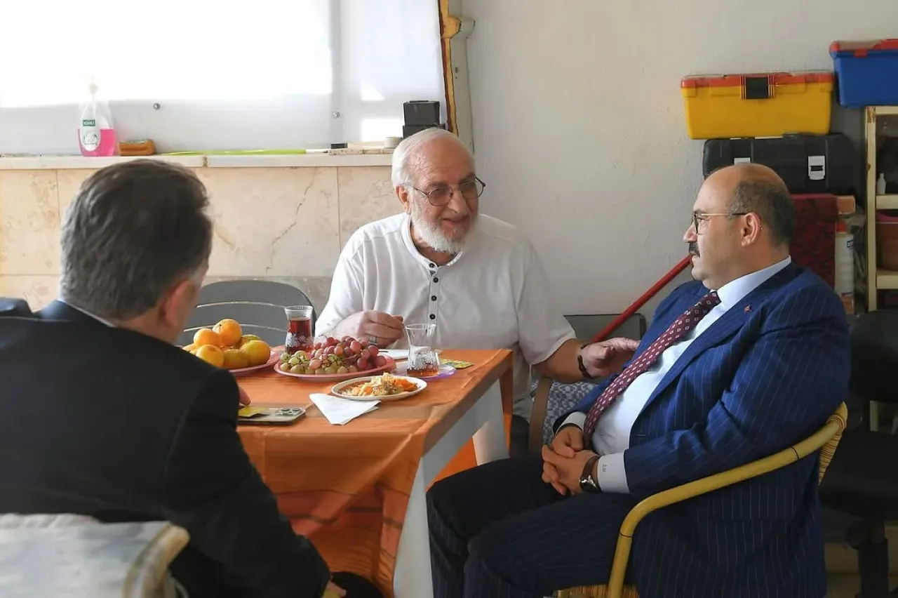 Balıkesir Valisi Ustaoğlu, Mustafa Başkurt'u Edremit'te Ziyaret Etti Balıkesir Valisi Ustaoğlu, Mustafa Başkurt'u Edremit'te Ziyaret Etti