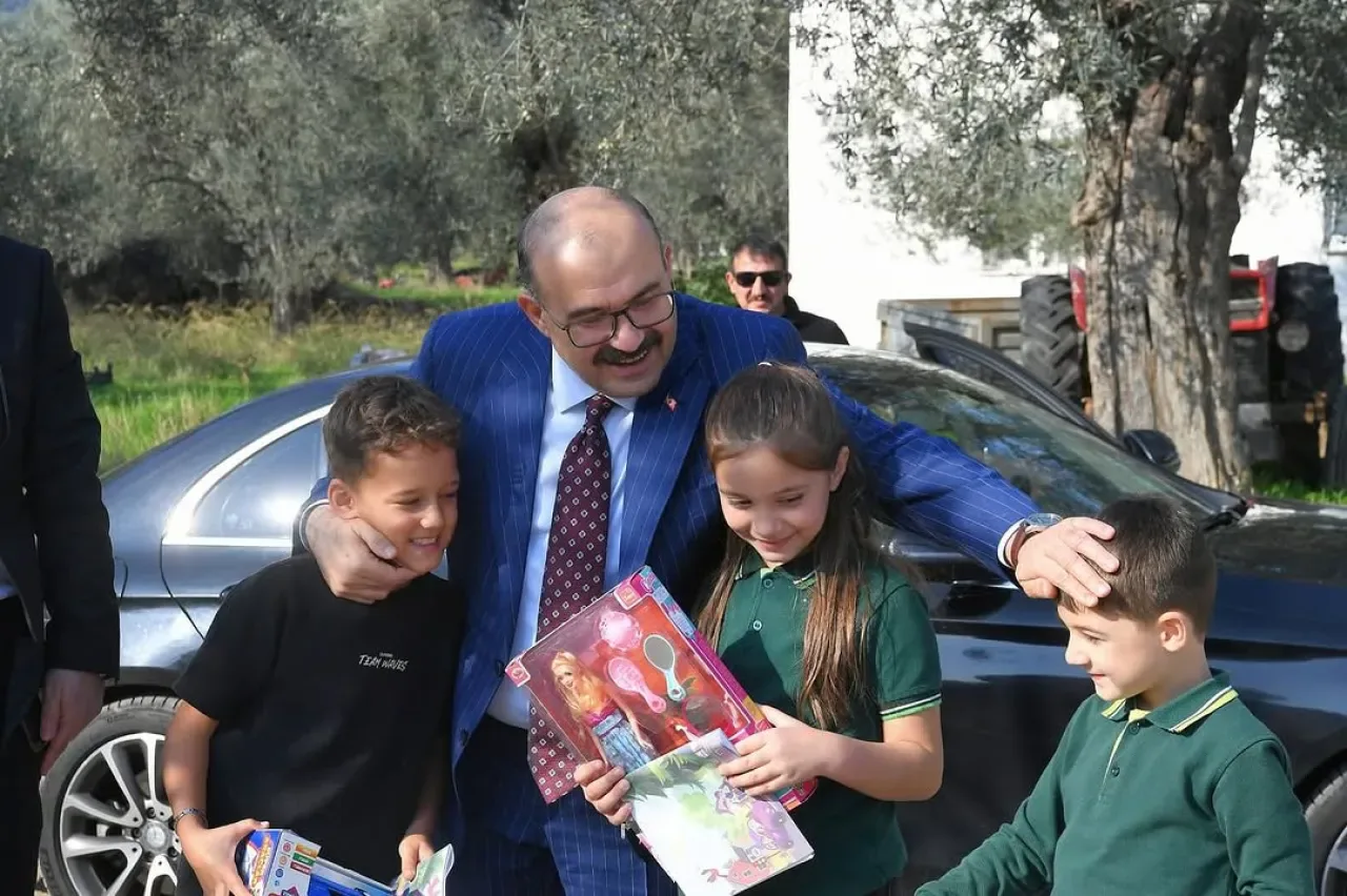 Balıkesir Valisi Ustaoğlu, Edremit'te Öğrencilerle Sohbet Etti Balıkesir Valisi Ustaoğlu, Edremit'te Öğrencilerle Sohbet Etti