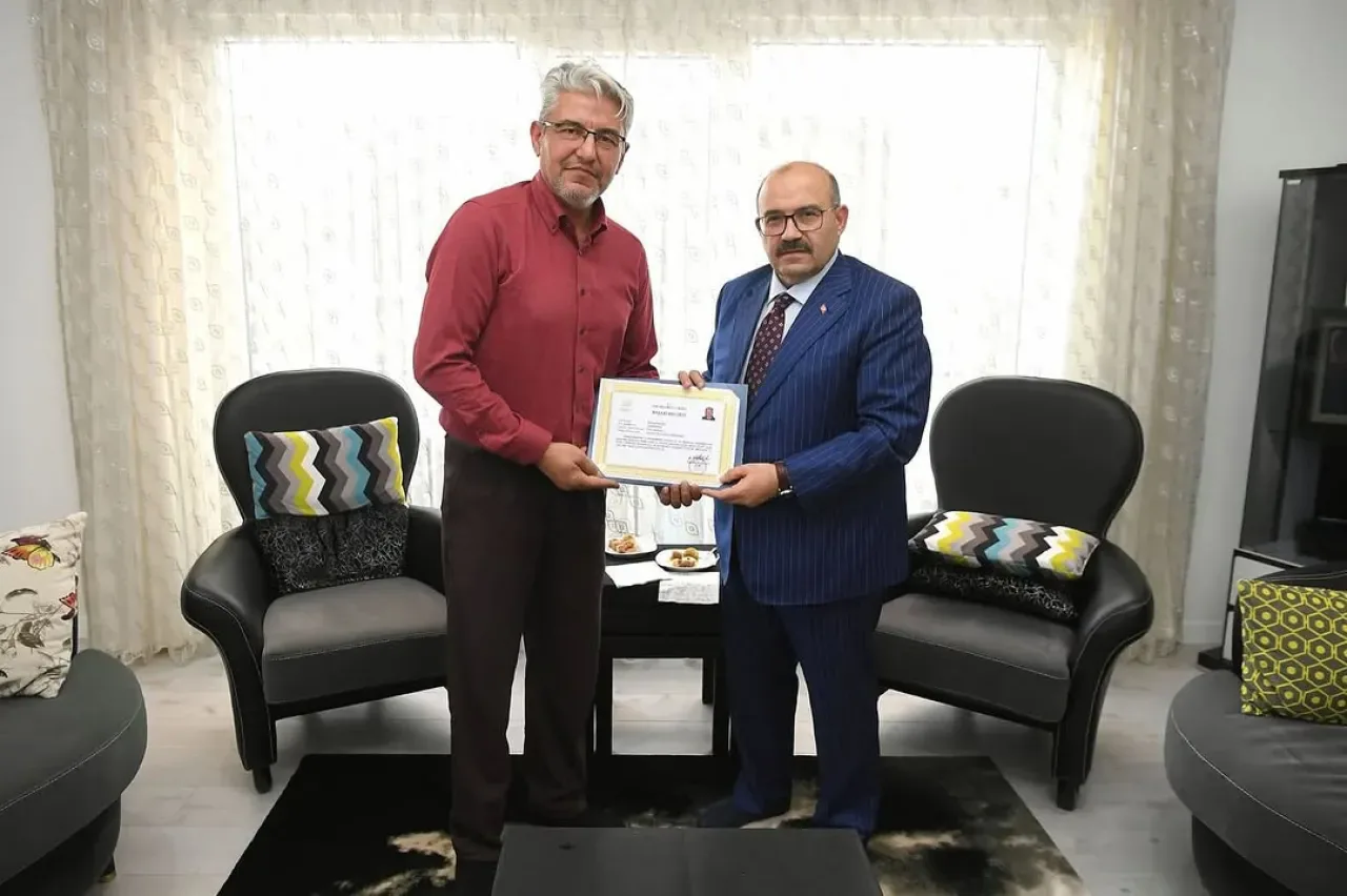 Balıkesir Valisi Ustaoğlu, Yaralı Polis Memurunu Ziyaret Etti Balıkesir Valisi Ustaoğlu, Yaralı Polis Memurunu Ziyaret Etti