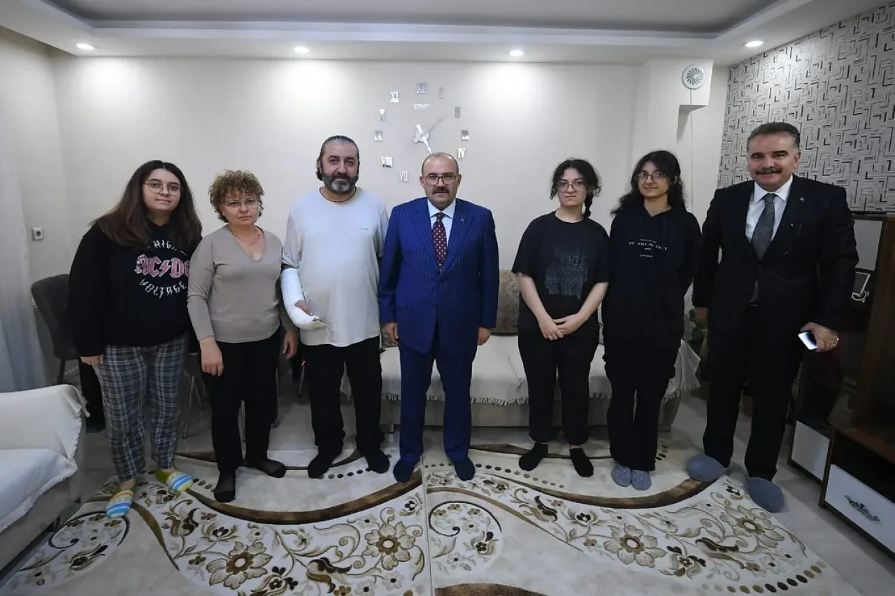 Vali Ustaoğlu, Yaralı Polis Memuru Ümit Işık'ı Ziyaret Etti Vali Ustaoğlu, Yaralı Polis Memuru Ümit Işık'ı Ziyaret Etti