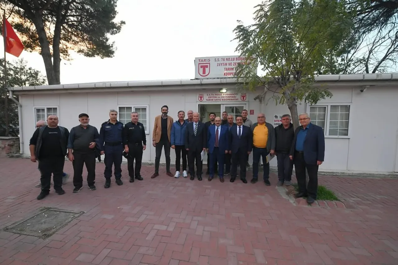 Vali Ustaoğlu Burhaniye'de Kooperatif Ziyaretinde Zeytin Üreticileriyle Buluştu Vali Ustaoğlu Burhaniye'de Kooperatif Ziyaretinde Zeytin Üreticileriyle Buluştu