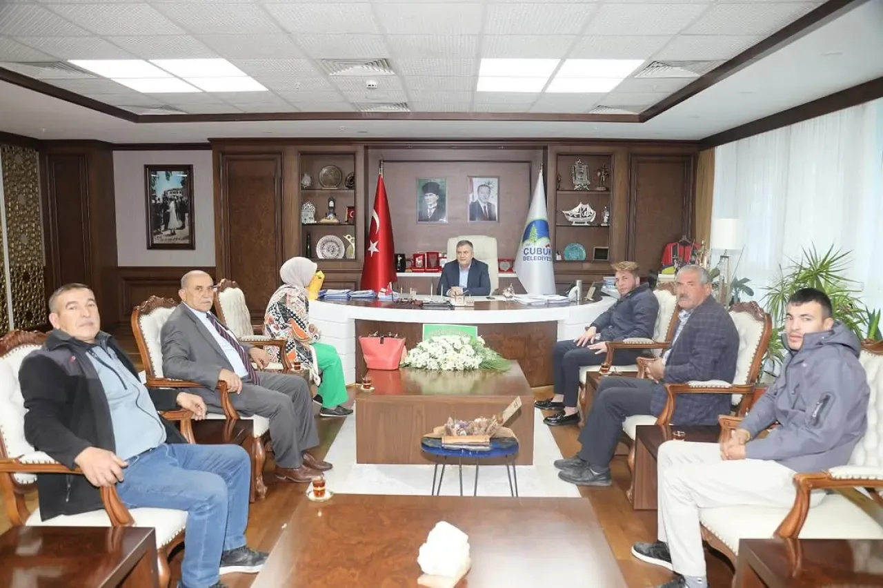 Çubuk Belediye Başkanı Baki Demirbaş, Hemşehrileri ile Makamında Bir Araya Geldi Çubuk Belediye Başkanı Baki Demirbaş, Hemşehrileri ile Makamında Bir Araya Geldi