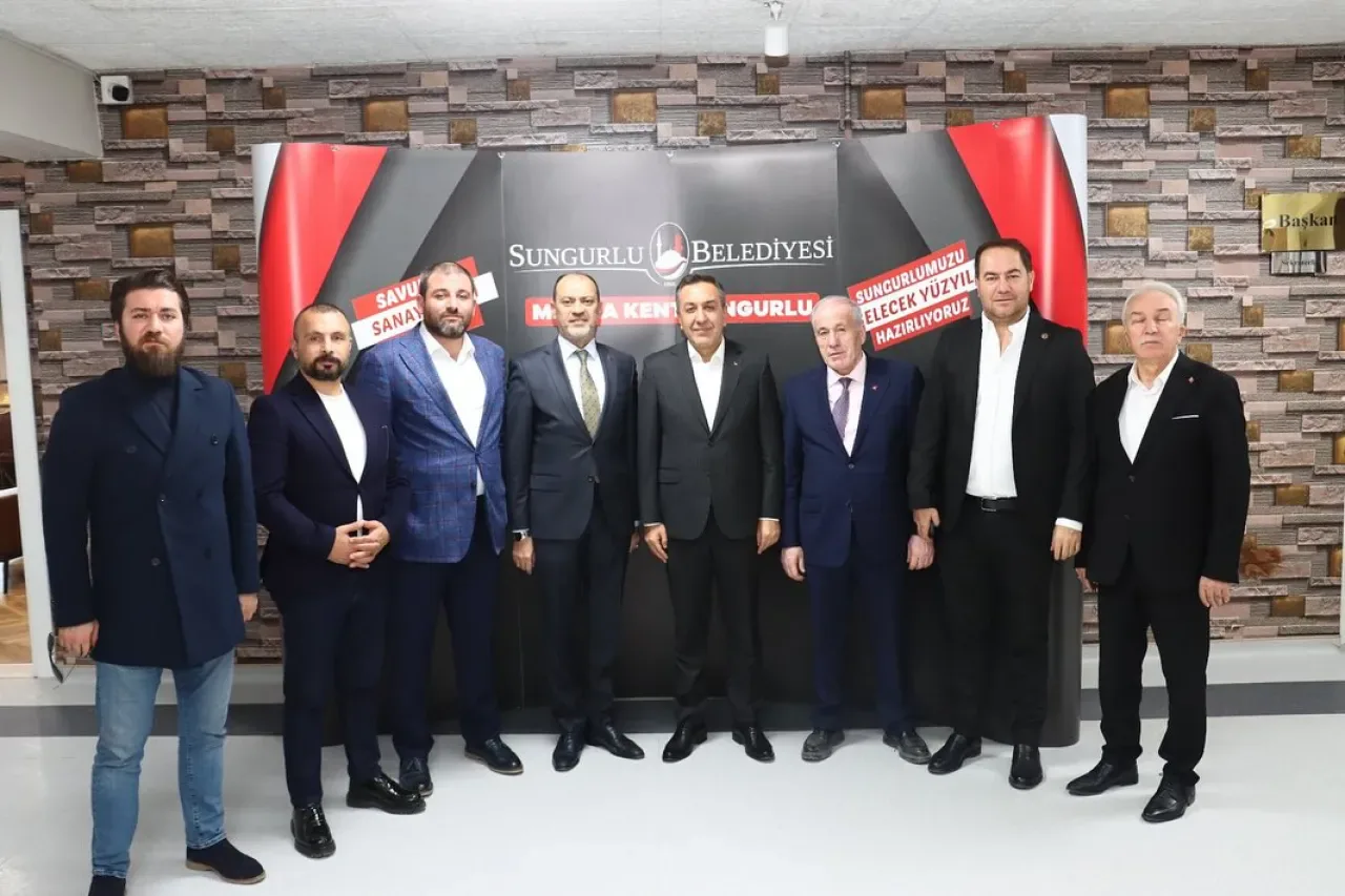 AK Parti Yenimahalleliler'den Sungurlu Belediye Başkanı'na Ziyaret AK Parti Yenimahalleliler'den Sungurlu Belediye Başkanı'na Ziyaret