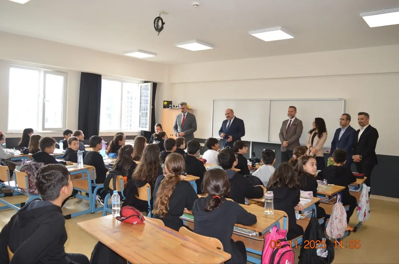 Kartal'da Emlak Konut Ortaokulu'na Ziyaret: Öğrenci ve Öğretmenlerle Buluşma Kartal'da Emlak Konut Ortaokulu'na Ziyaret: Öğrenci ve Öğretmenlerle Buluşma