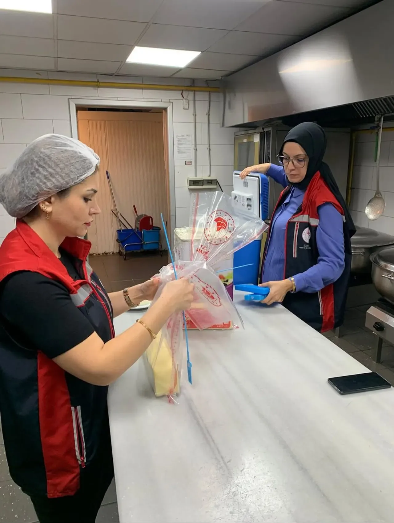 Küçükçekmece'de Gıda Güvenliği Denetimleri 7/24 Sürüyor Küçükçekmece'de Gıda Güvenliği Denetimleri 7/24 Sürüyor