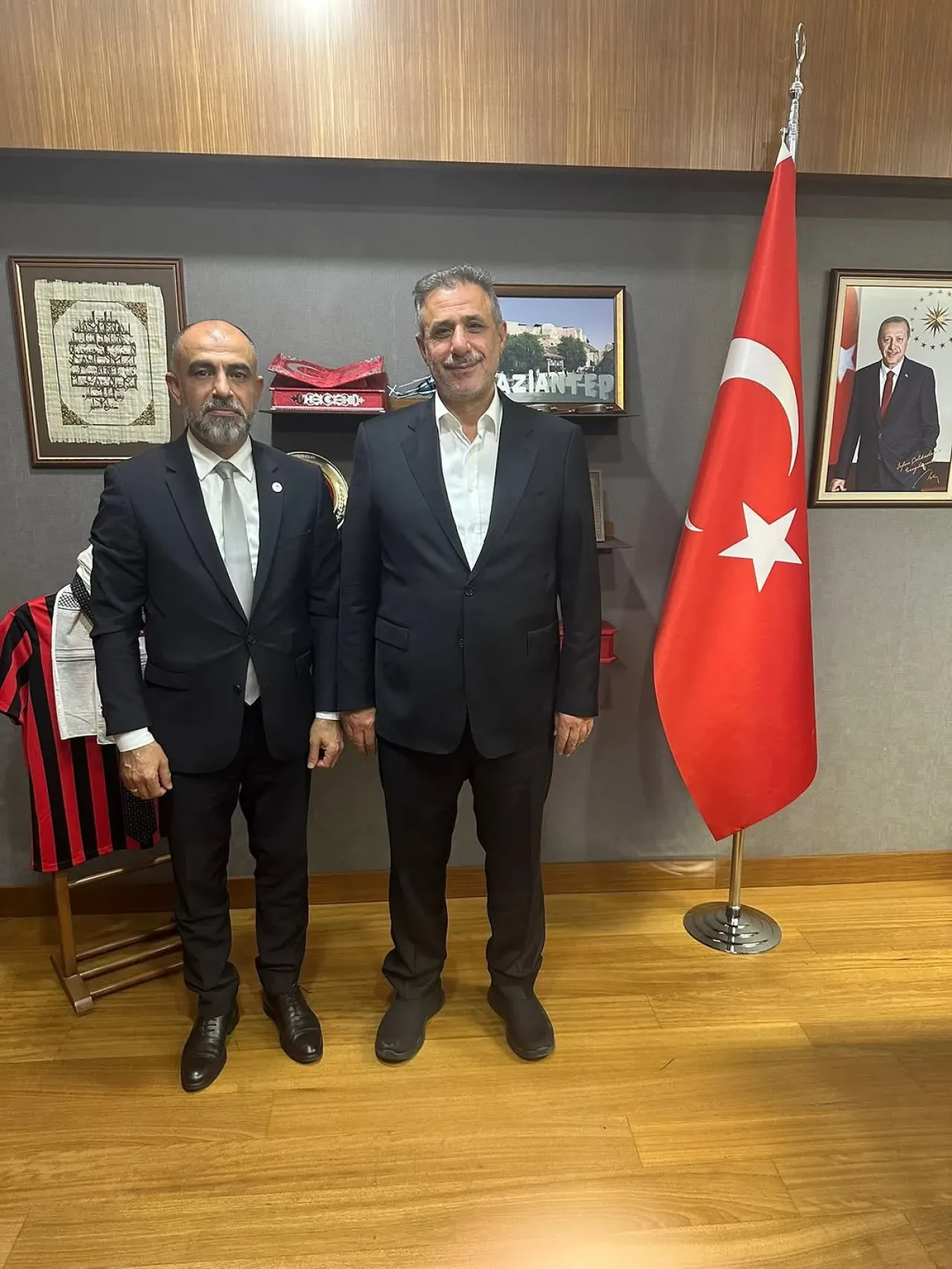 AK Partili Milletvekili'nden Nizip'te Parti Başkanına Ziyaret AK Partili Milletvekili'nden Nizip'te Parti Başkanına Ziyaret
