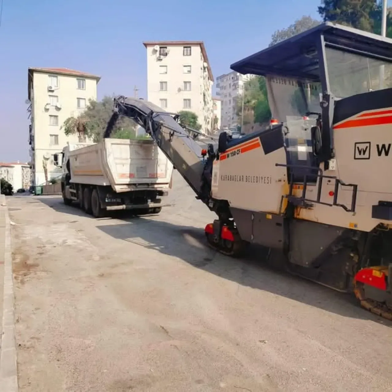 Karabağlar'da Yol Yenileme Çalışmaları Hız Kesmiyor: Üçkuyular Mahallesi'nde Freze Çalışması Karabağlar'da Yol Yenileme Çalışmaları Hız Kesmiyor: Üçkuyular Mahallesi'nde Freze Çalışması