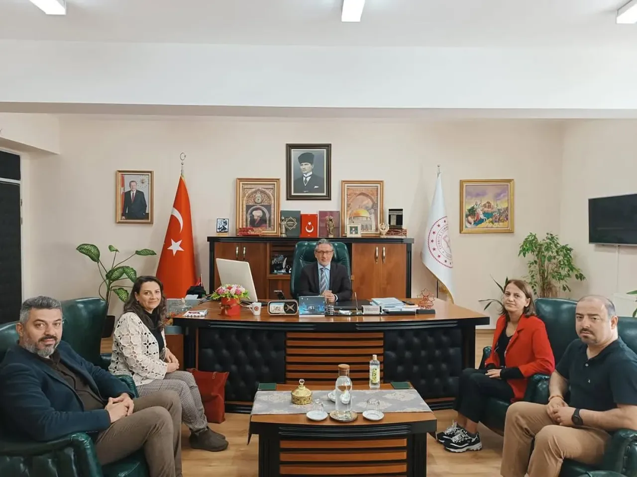 Fatih'te Okul Sağlığı ve Güvenliği İçen Masa Başında Önemli Toplantı Fatih'te Okul Sağlığı ve Güvenliği İçen Masa Başında Önemli Toplantı