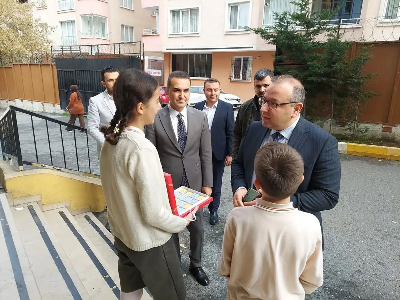 Esenyurt Kaymakamı ve İlçe Milli Eğitim Müdürü Emine Seviye Divrik Ortaokulu'nda İncelemelerde Bulundu Esenyurt Kaymakamı ve İlçe Milli Eğitim Müdürü Emine Seviye Divrik Ortaokulu'nda İncelemelerde Bulundu