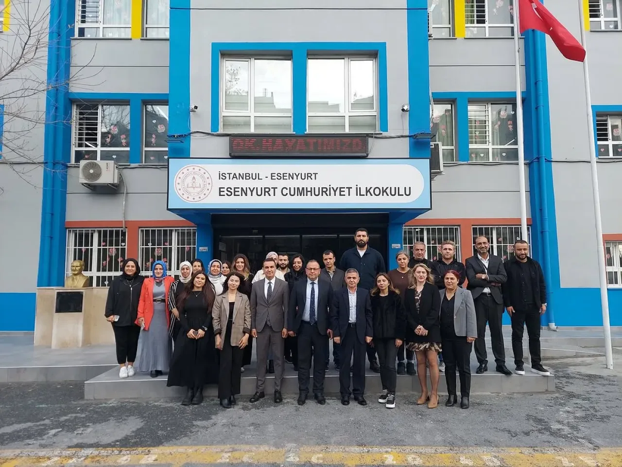 Esenyurt Kaymakamı Çobanoğlu, Cumhuriyet İlkokulu'nda Öğrenci ve Öğretmenlerle Buluştu Esenyurt Kaymakamı Çobanoğlu, Cumhuriyet İlkokulu'nda Öğrenci ve Öğretmenlerle Buluştu