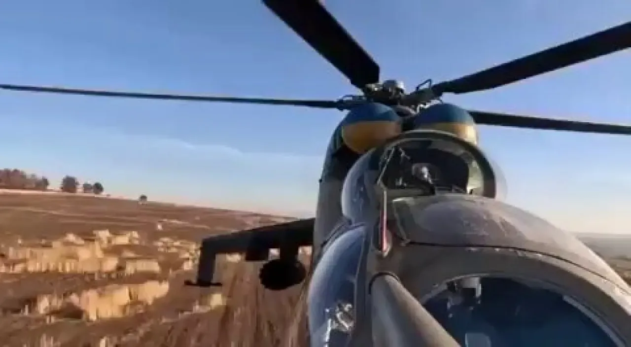 Ukrayna'ya Ait Mi-24 Saldırı Helikopteri, Rus Mevzilerini Vurdu Ukrayna'ya Ait Mi-24 Saldırı Helikopteri, Rus Mevzilerini Vurdu