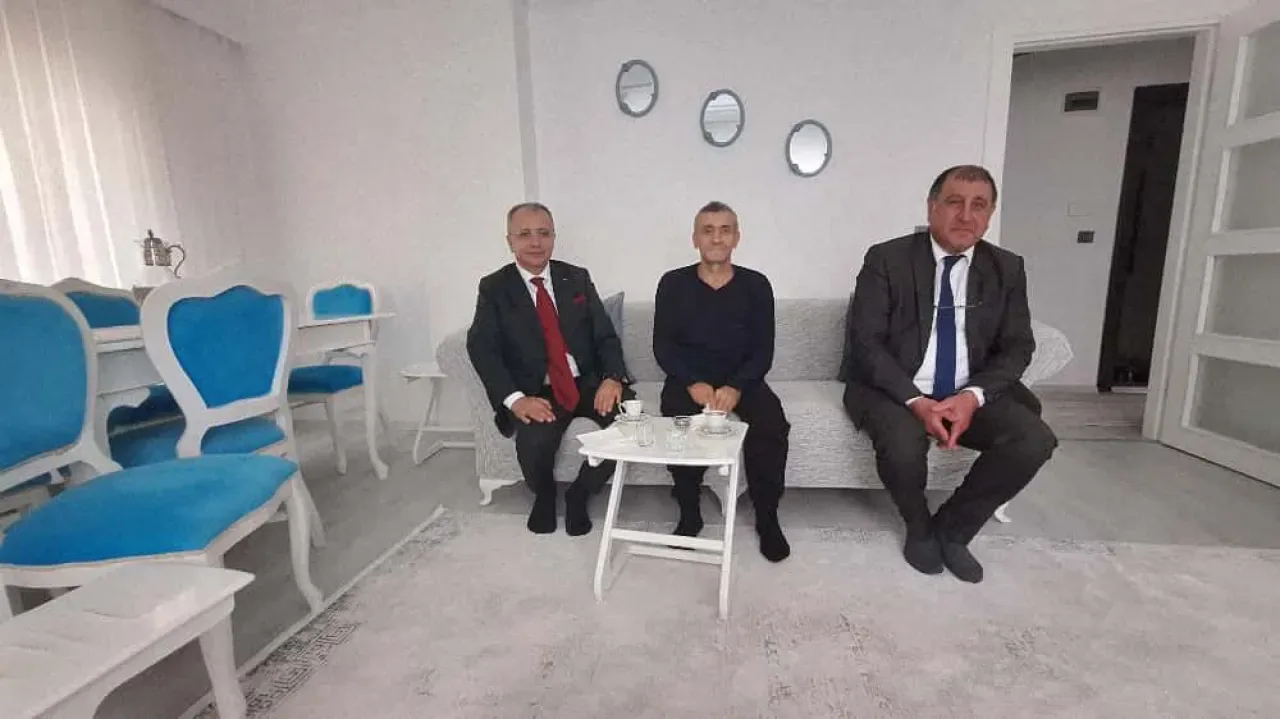Ümraniye Kaymakamı Yüksel Çelik, 15 Temmuz Gazisi Turgay Gül'ü Evinde Ziyaret Etti Ümraniye Kaymakamı Yüksel Çelik, 15 Temmuz Gazisi Turgay Gül'ü Evinde Ziyaret Etti
