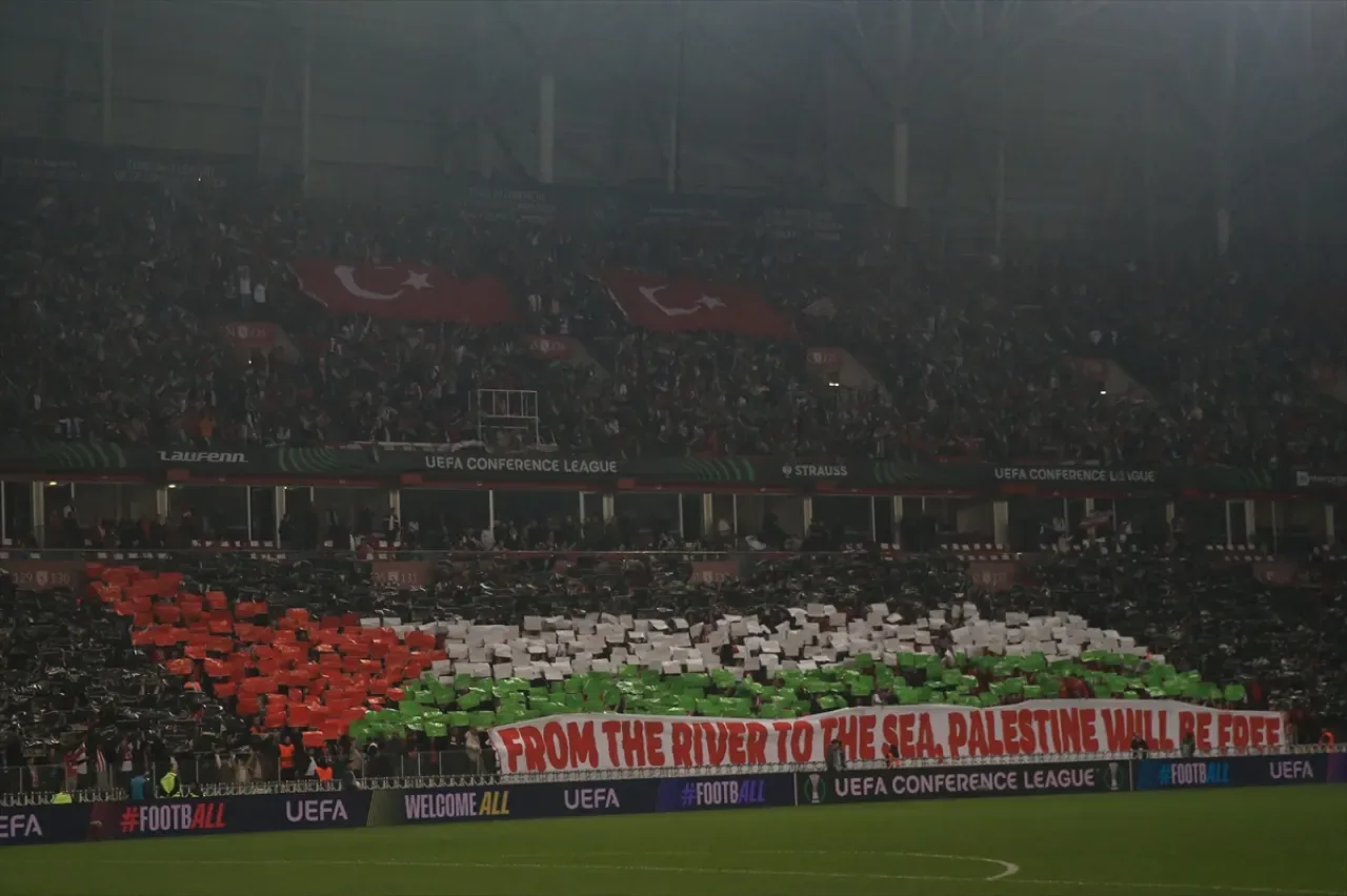 Samsunspor Taraftarları Maçta Filistin'e Destek Mesajı Verdi Samsunspor Taraftarları Maçta Filistin'e Destek Mesajı Verdi