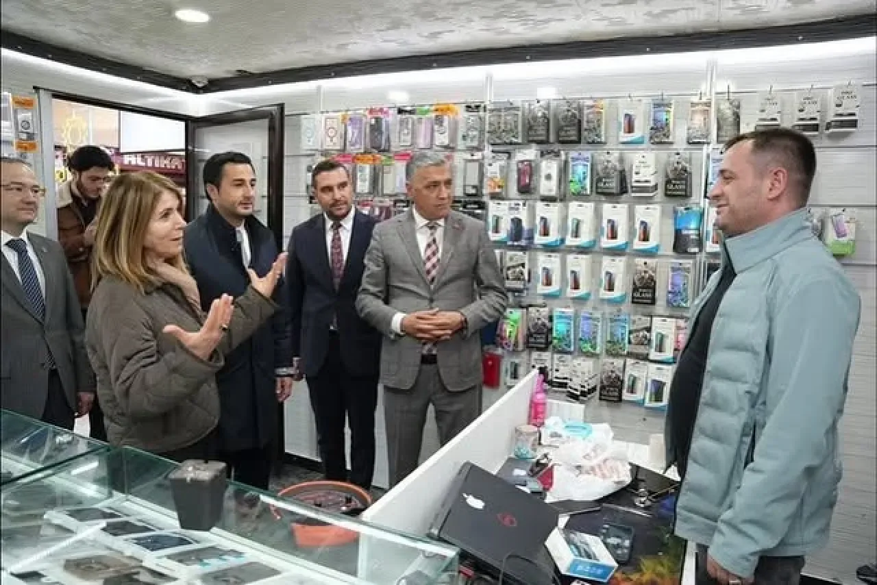 MHP'den Gölbaşı Esnaf Ziyareti: "Dert Dinlemeye ve Sorun Paylaşmaya Geldik" MHP'den Gölbaşı Esnaf Ziyareti: "Dert Dinlemeye ve Sorun Paylaşmaya Geldik"