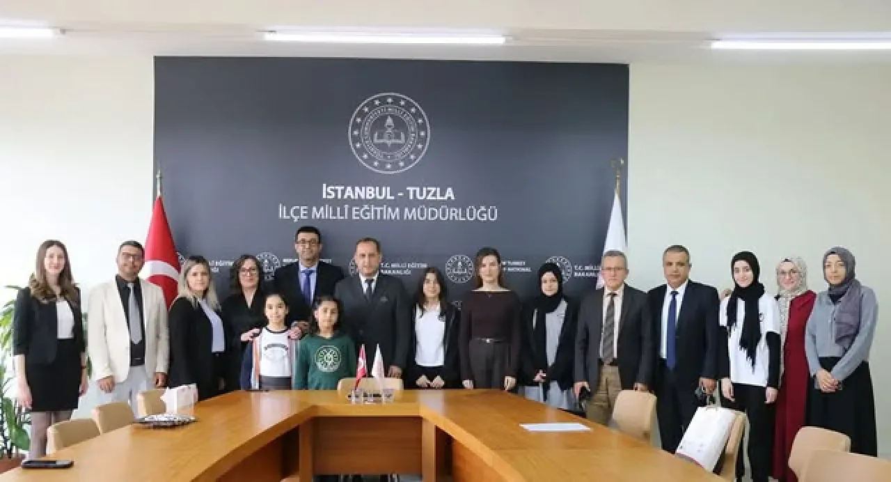 Tuzla'da 29 Ekim Cumhuriyet Bayramı Yarışmasında Dereceye Giren Öğrenciler Ödüllendirildi Tuzla'da 29 Ekim Cumhuriyet Bayramı Yarışmasında Dereceye Giren Öğrenciler Ödüllendirildi