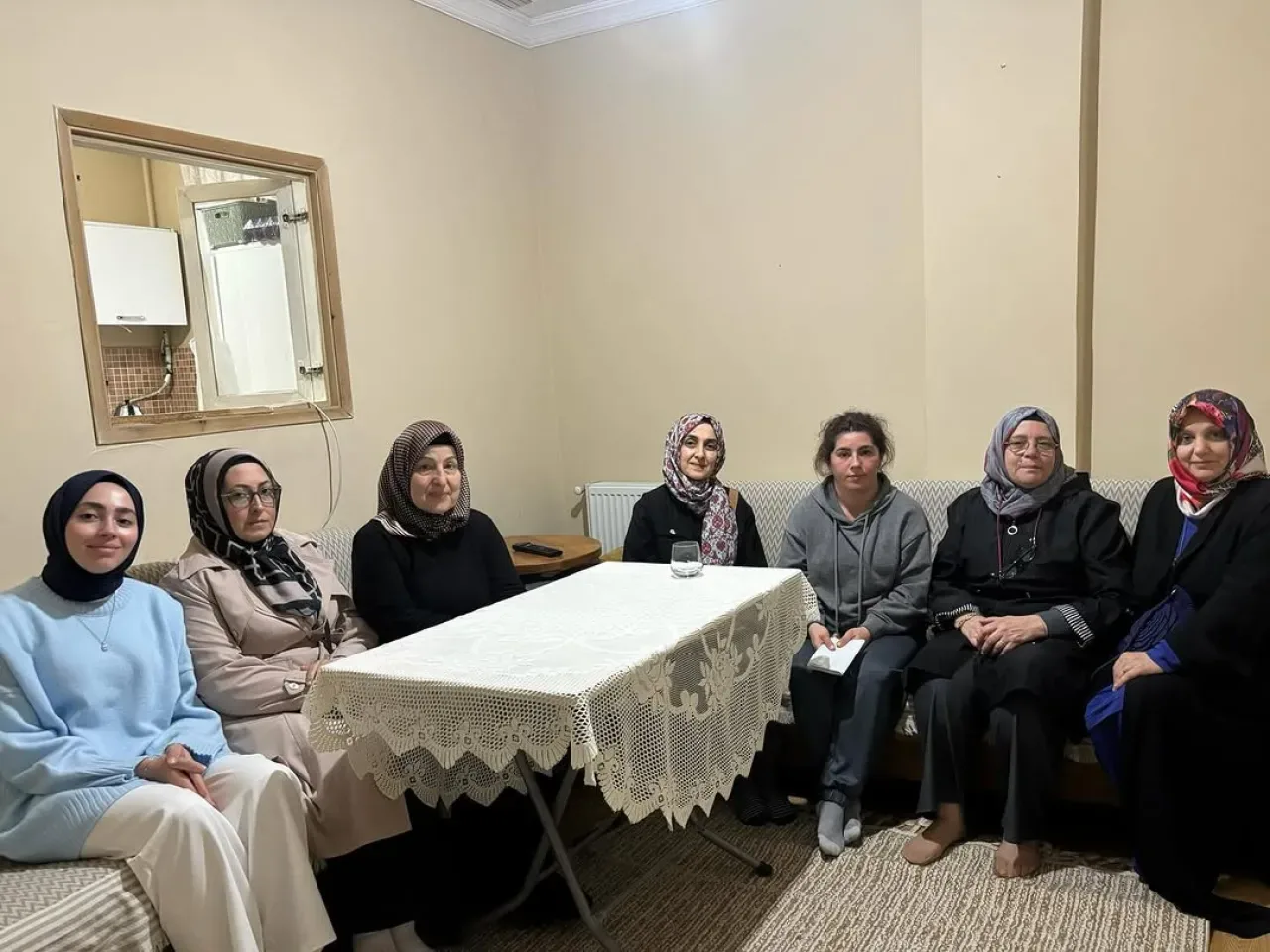 AK Parti Üsküdar Kadın Kolları Bahçelievler'de Saha Çalışması Gerçekleştirdi AK Parti Üsküdar Kadın Kolları Bahçelievler'de Saha Çalışması Gerçekleştirdi