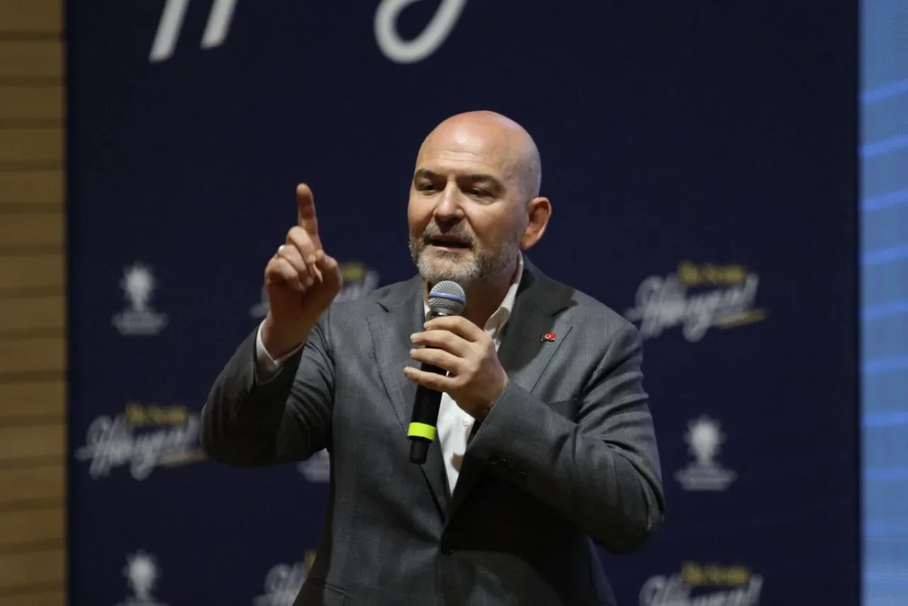 Süleyman Soylu'dan Sert Sözler: "Özgür Özel ile Görüşen, İti Köpeği Sözünü Üzerine Almış Olur" Süleyman Soylu'dan Sert Sözler: "Özgür Özel ile Görüşen, İti Köpeği Sözünü Üzerine Almış Olur"