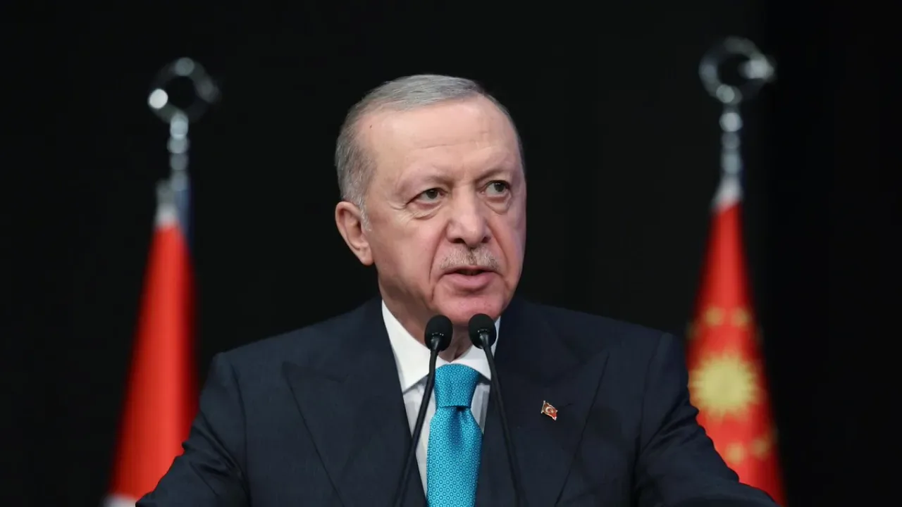 Cumhurbaşkanı Erdoğan, CHP Genel Başkanı Özgür Özel'i Yanlış Beyanları Nedeniyle Eleştirdi Cumhurbaşkanı Erdoğan, CHP Genel Başkanı Özgür Özel'i Yanlış Beyanları Nedeniyle Eleştirdi
