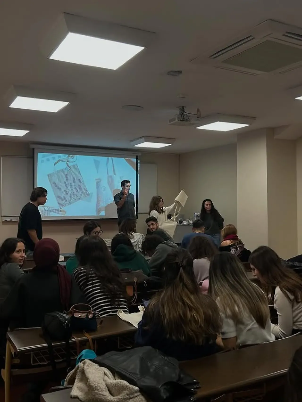 Bahçeşehir Genç TEMA Gönüllüleri Sonbahar Atölyesi'nde Sürdürülebilir Yaşam İçin Bez Çantaları Yeniden Tasarladı Bahçeşehir Genç TEMA Gönüllüleri Sonbahar Atölyesi'nde Sürdürülebilir Yaşam İçin Bez Çantaları Yeniden Tasarladı