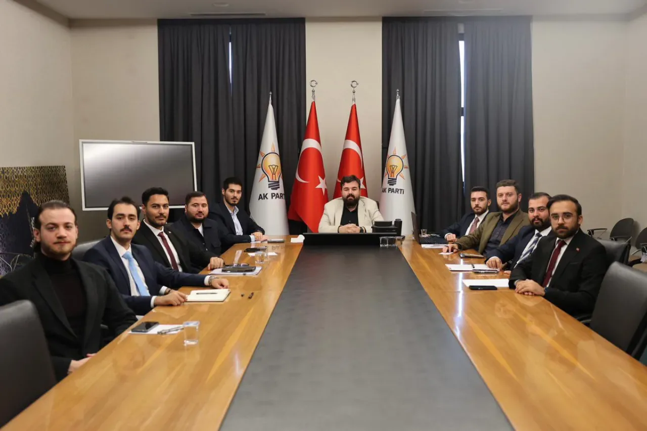 AK Parti'den Genç Seçmenlere Yönelik Yeni Hamle: 81 İlde Liselerde Seçmen Rüzgarı Esecek AK Parti'den Genç Seçmenlere Yönelik Yeni Hamle: 81 İlde Liselerde Seçmen Rüzgarı Esecek