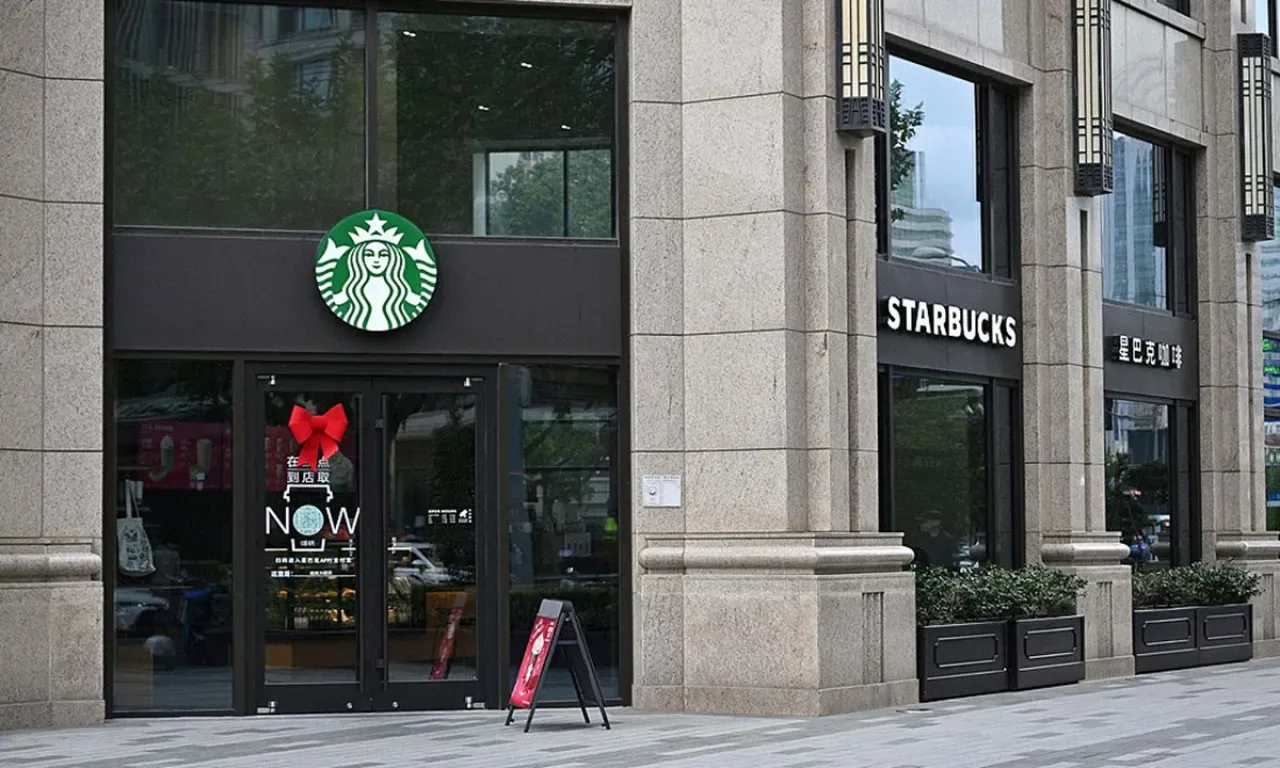 Starbucks Çin'deki Çoğunluk Hissesini Neden Sattı? Yerel Markaların Yükselişi ve Stratejik Değişim Starbucks Çin'deki Çoğunluk Hissesini Neden Sattı? Yerel Markaların Yükselişi ve Stratejik Değişim
